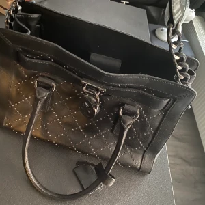 Michael kors väska  - Fräsch väska. Använd men inte mycket. Kan skickas, köparen står för frakten. 