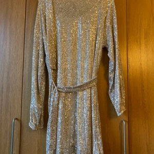 MAJA x Gina Tricot paljettklänning  - Storlek S, aldrig använd! 