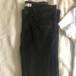 Svarta jeans Gina - Svarta jeans från Gina. Passar tyvärr inte längre mig och väljer därför att sälja dom så nån annan får användning av de. 50kr+frakt
