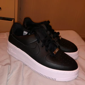 Air force  - Svarta air force storlek 37,5.