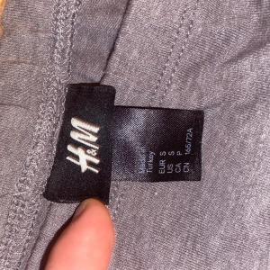 Kjol - En kjol ifrån h&m men jag har använt den som både kjol och en tröja alltså en tröja utan band eller något vid axlarna som oxå har varit fint . Stolek S! 