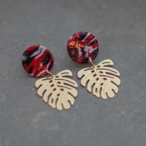 Monstera - Vackra handgjorda örhängen med hängen i polymerlera. Material: Mässing, polymerlera. Nickelfria.  Nya och oanvända (endast använda för bilden). Frakt 11:-.  Notera att färgen kan variera något från verkligheten beroende på skärminställningar. 