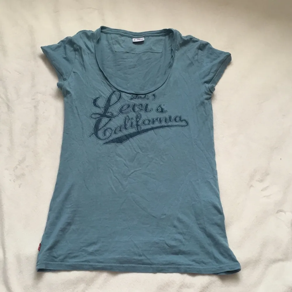 T-shirt från Levi Strauss. 100% bomull. Passar även de med strl S. Knappt använd. . T-shirts.