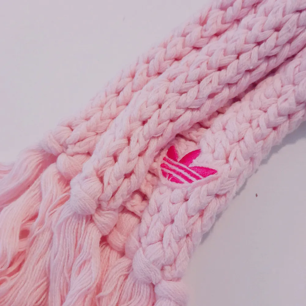 Så fin ljusrosa halsduk från Adidas, väldigt ovanlig och går inte att få tag på i affärer längre så passa på att köpa nått unikt till vintern 😃 den är dessutom i nyskick 👌. Finns i Västerås 🌸🌸🌸 . Accessoarer.