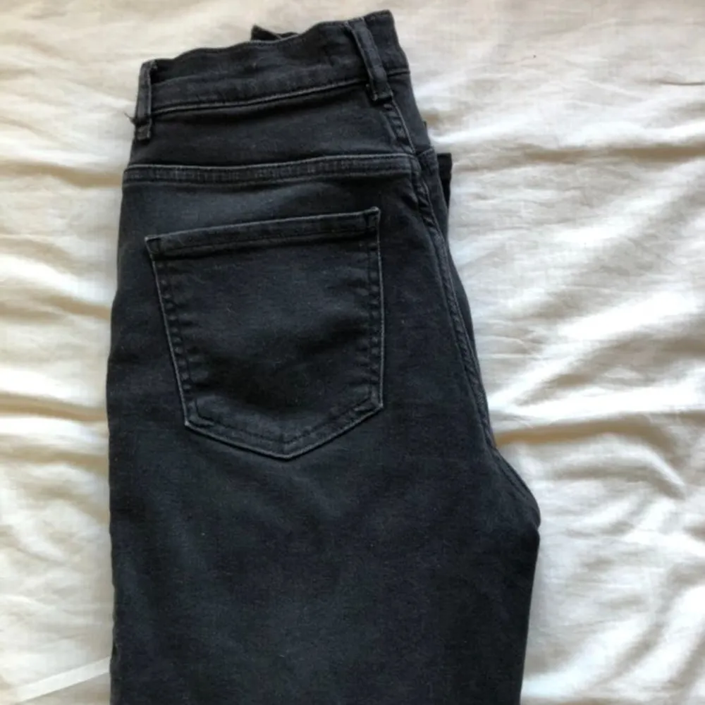 Comfy momjeans från gina                                           storlek 36                                                                                har även ett par blåa om någon skulle vara intresserad                                                                           sitter perfekt i benen på mig som är 166                        är mycket stretchiga och sitter som en smäck både äver rumpan och i midjan                                                  200kr, frakt tillkommer                                             kontakta mig för fler bilder eller frågor ❤. Jeans & Byxor.