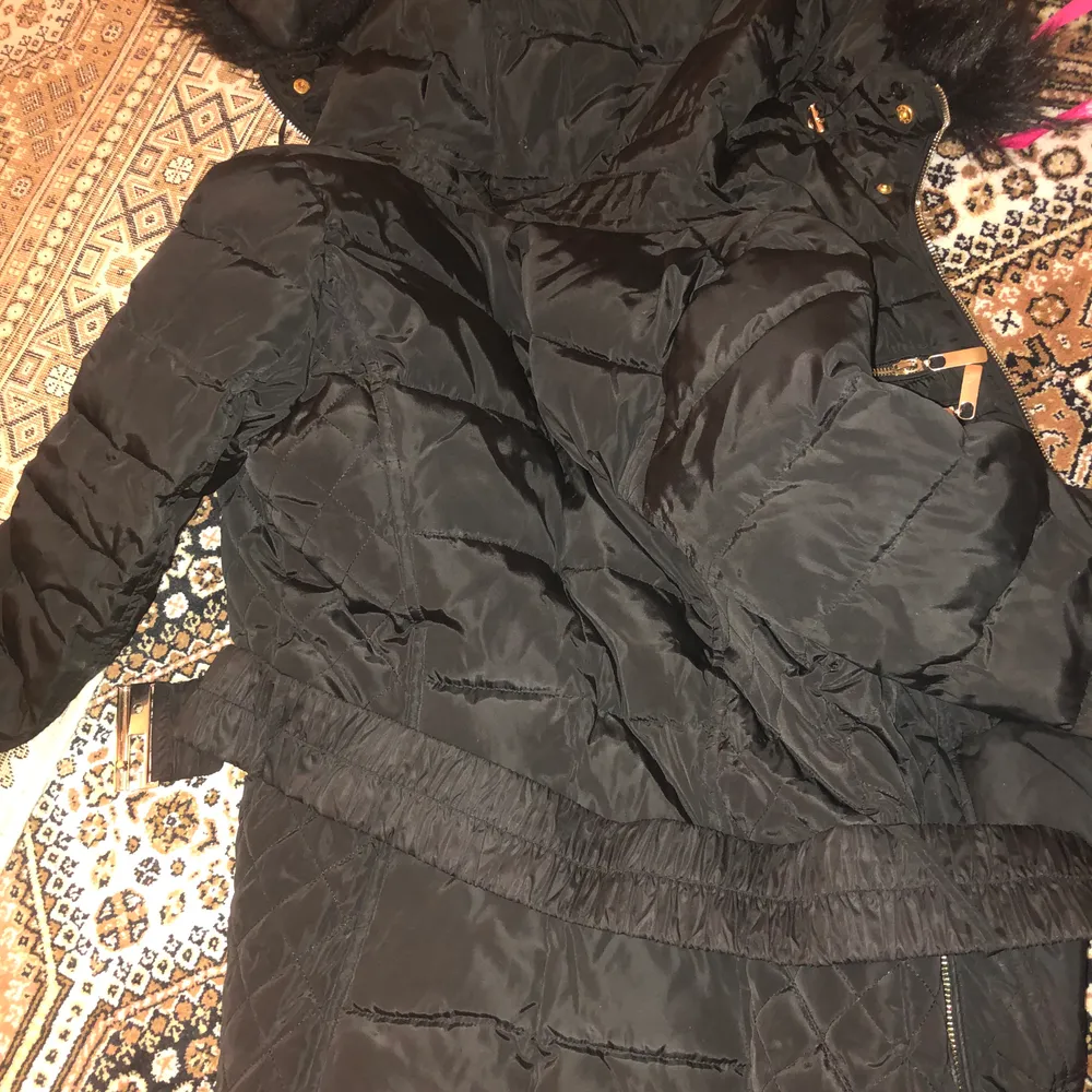 En vinterjacka med märket roco baroco i modellen concord i storlek 34, svart fuskpäls. Använd i halv vinter köpt i slutet av vintern. Jackan är som ny och är väldigt varm och skön att ha på sig, köpt för 2000. Kan diskuteras. Jackor.