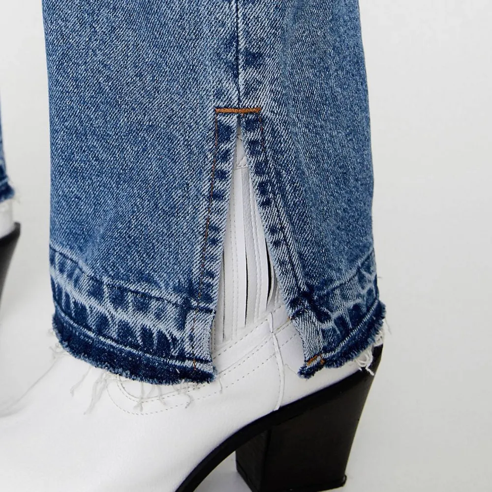 Superfina mörkblåa jeans med hål och slits, från pull&bear.  BUDA I KOMMENTARERNA: 370 kr just nu. Jeans & Byxor.