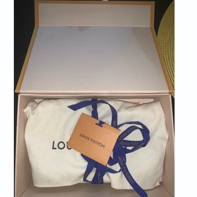 Hej! Tänkte se om någon skulle vara intresserad av min Louis Vuitton pochette. Äkta såklart, kvitto, dustbag osv medföljer. Buda i kommentarerna. Får jag ett bra bud, kan jag kanske tänka mig sälja den. Bra skick! Startbud 5000. Väskor.