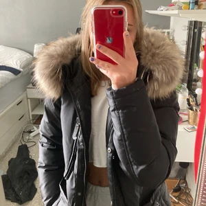 Hollies jacka - Säljer min superfina Hollies Livingo jacka (kortare modellen). Köpt förra vintern för 4500 och använd mycket sparsamt så den är som ny!! Storlek 36 men passar både 32 och 34 också skulle jag säga. Den är i dun och har äkta päls (som är avtagbar). Säljer då den inte riktigt är min stil så får ingen användning av den:( Skriv privat för fler bilder!