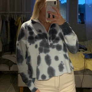 Tie dye Nike half zip tröja - Kvinnlig XL men den är avklippt och passar bra oversized på mi som har S. Skriv för att köpa direkt.