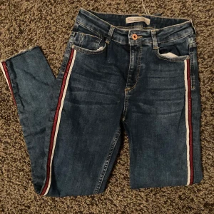 Jeans  - Jeans med rand på sidan. Aldrig använda, endast borttagen prislapp. 