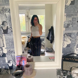 Randiga byxor i storlek Xs - De är i Xs men sitter lite för löst på mig men har ett band som man kan dra åt hur mycket man vill! Har man storlek S kommer de att sitta perfekt!