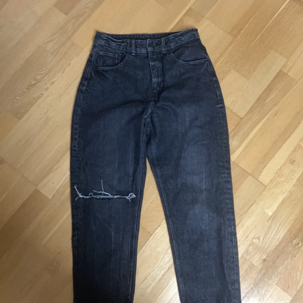 Cheap monday mom jeans köpta för 600kr. Säljer för att dom inte blivit använda alls för att dom är för korta på mig.. Jeans & Byxor.