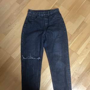 Cheap monday mom jeans köpta för 600kr. Säljer för att dom inte blivit använda alls för att dom är för korta på mig.