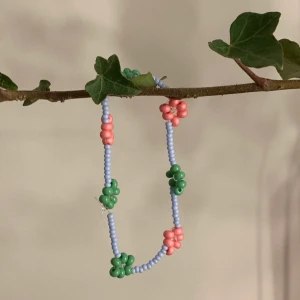 armband  - säljer ett armband med massa blommor på 😍 frakten ingår 