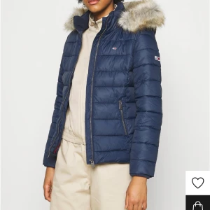 Tommy Jeans Essential Hooded vinterjacka - Säljer nu min vinterjacka i strl M ifrån Tommy Hilfiger. Jag upplever den mindre i strl och skulle passar en S.   Köpte den för 2 395kr och säljer nu för 800kr!  Använd endast en höst/vinter, men skicket på jackan är ny.  Rekommenderar denna verkligen då den höll mig varm hela hösten och vinter!   Kunden står för frakten