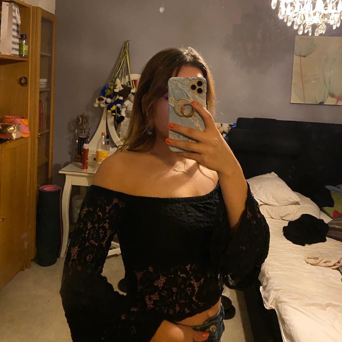 Svart spets topp med vida ärmar. 