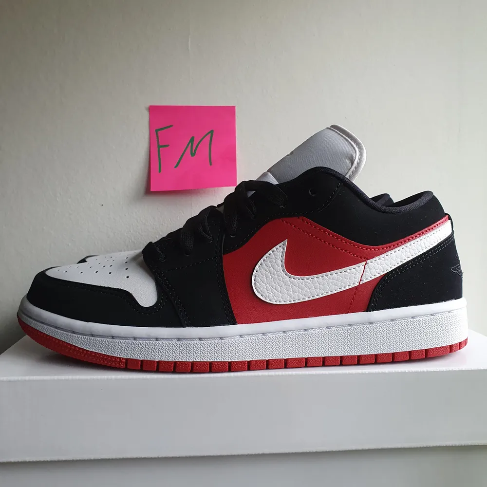 Air Jordan 1 Low Red   Size: 40   Helt Nya   1200 kr   Kvitto Finns. Skor.