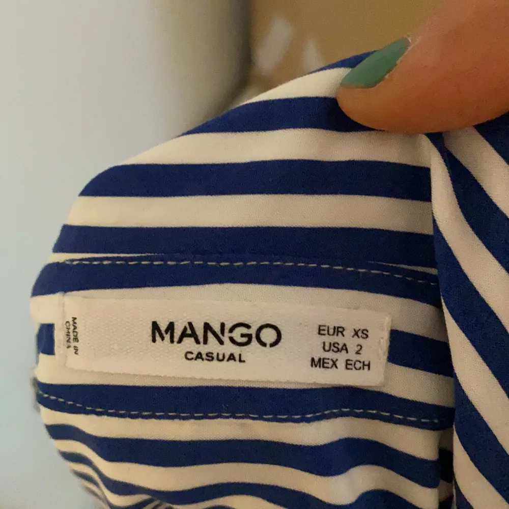 Blå-vit skorta från Mango!! Använd ett fåtal gånger och är i nyskick!💙💙 Passar även S. Skjortor.