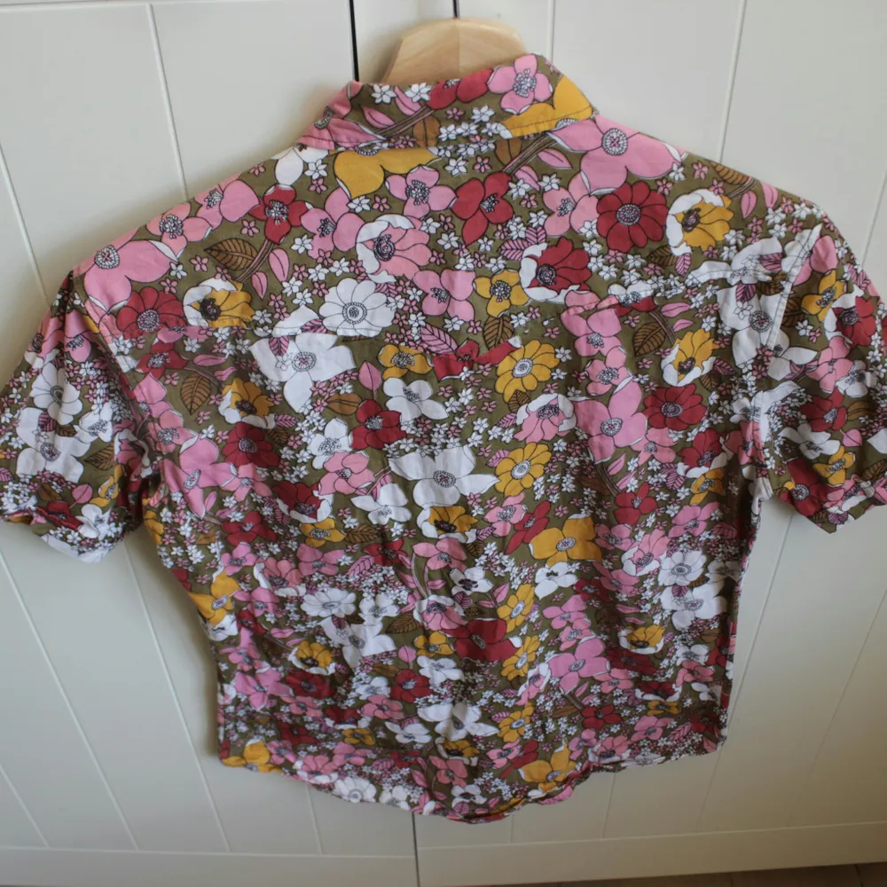 En kortärmad blommig skjorta med wow-faktor! Unikt mönster och färger ❤ Lite 60/70-tal . Blusar.