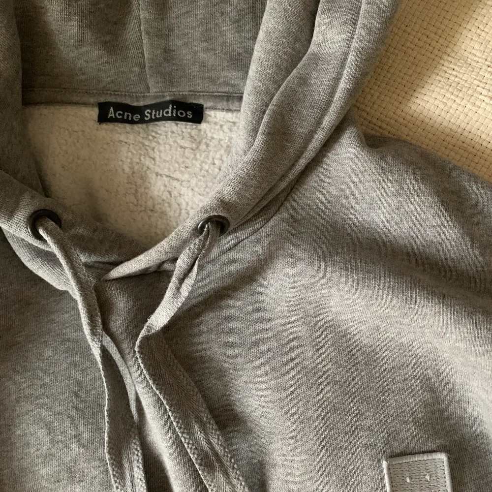 Grå acne hoodie i storlek xxs men passar ändå mig som är 175 cm lång. Använd ett antal gånger men är som ny. . Hoodies.