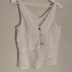 Vitt linne med knappar🤍🤍 - Använd en gång och är som i nyskick 💓💓 köpt för 250kr