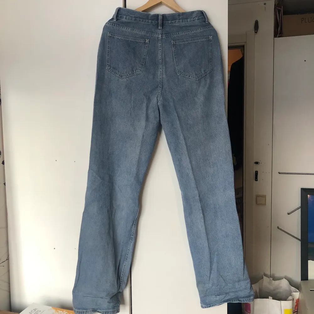 Säljer favoriterna från Boohoo, tyvärr fel storlek för mig :( Första bilden är lånad men ser ut så på i verkligheten. Lång modell, går att vika upp eller klippa om man vill. . Jeans & Byxor.