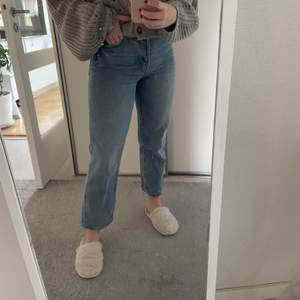 Blåa jeans från H&M. Storlek 34. Lite kortare i modellen. Köpare står för frakt eller möts upp i stockholms området💙