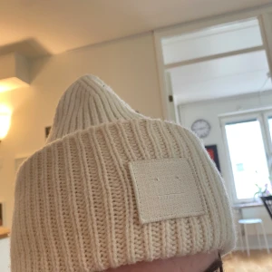  acne mössa  - använd 1 vinter, självklart tvättad och i bra skick. Mössan är vit/crémefärgad
