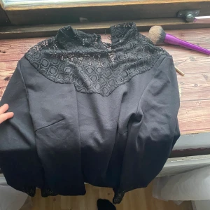 Tröja - En tröja ifrån Kappahl stolek M , spets där uppe vid halsen och vid armen . Väldigt fint skick