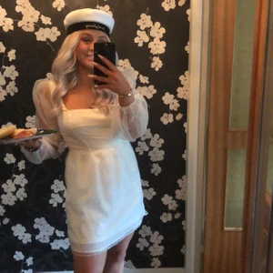 Missguided studentklänning - Så snygg och lite unik klänning från Missguided (köpt på Nelly)🥰 Andvänd en gång på min stora dag studenten!!  Säljer pga kommer förmodligen inte komma till användning igen!❤️❤️ superbra längd på klänningen och väldigt skön att han på sig en hel dag som i mitt fall!!!! 😍😍😍💞💞