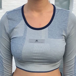 Stella McCartney croptop stl. s - Äkta Adidas Stella McCartney croptop i träningsmaterial. Nypris 900 kr och aldrig använd. Jättesnygg tröja som kan användas när man tränar eller till vardagsoutfitten 🥰 Säljs för 300 kr eller om fler är intresserade till högst budande i kommentarerna! 
