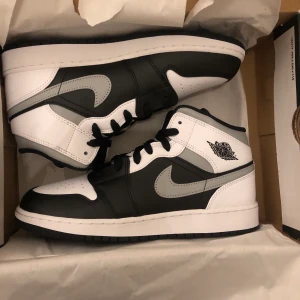 Jordan 1 Mid White Shadow - Säljer mina helt nya Jordan 1 Mid i White Shadow. Skorna är helt nya och oanvända och kommer i orginalbox. Strl 38,5. Superpopulära skor som är slutsålda typ överallt.🥰 