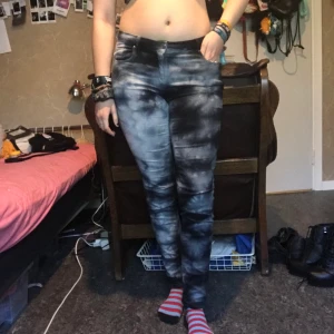 Ett par tie dye byxor  - Ett par riktigt coola tie dye byxor, dom är ljusblåa, mörkblåa och vitt. Dom är från H&M och är storlek 38. Väldigt bekväm. Kan mötas upp i Stockholm eller posta. Frakt 66kr. Meddela mig om eventuella frågor 