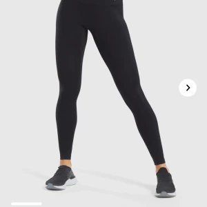 Gymshark leggings  - Ett par gymshark leggings i färgen svart! Köptes här på Plick men de var tyvärr för korta för mig 😅 (är 175cm), så säljer nu dom vidare! utmärkt kvalite, och som ni ser på bilderna så är inget slitet. Super sköna, och super stretchiga! 🥰  