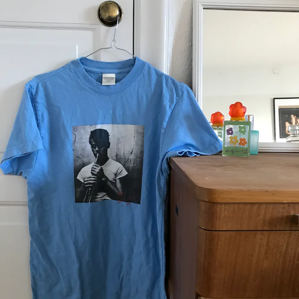 Cool Tshirt av streetstyle-märket Noon Goons i bra skick. Tshirten har en bild av Chet Baker! Nypris ca 700kr, tshirten är slutsåld på internet. . T-shirts.