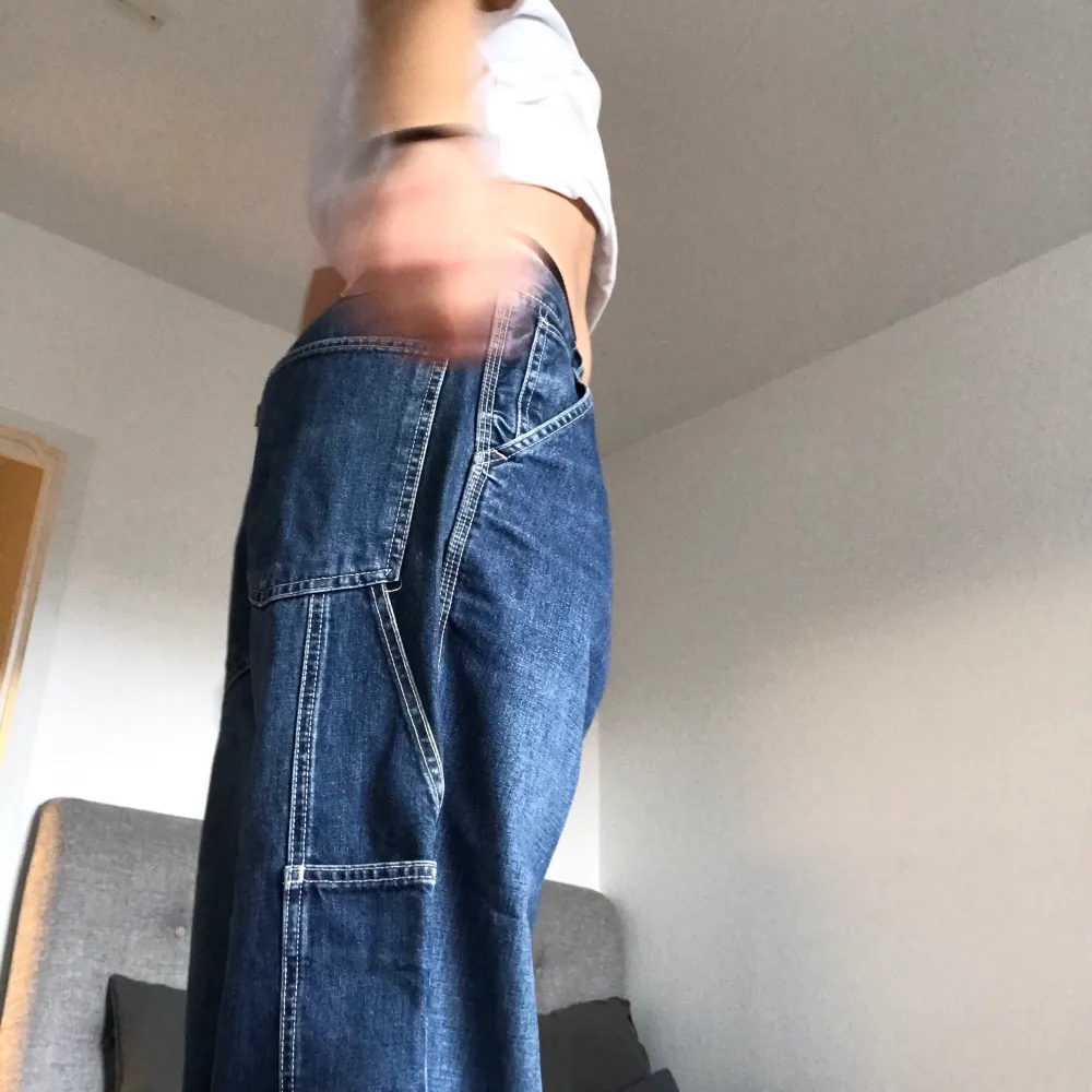 Baggy snickarbyxor från Levis i strl W32, modell 673. Är för stora för mig som oftast har storlek 34/36 i jeans. Beninnerlängd 70 cm (mätt från grenen).  💙Gratis frakt!💙. Jeans & Byxor.
