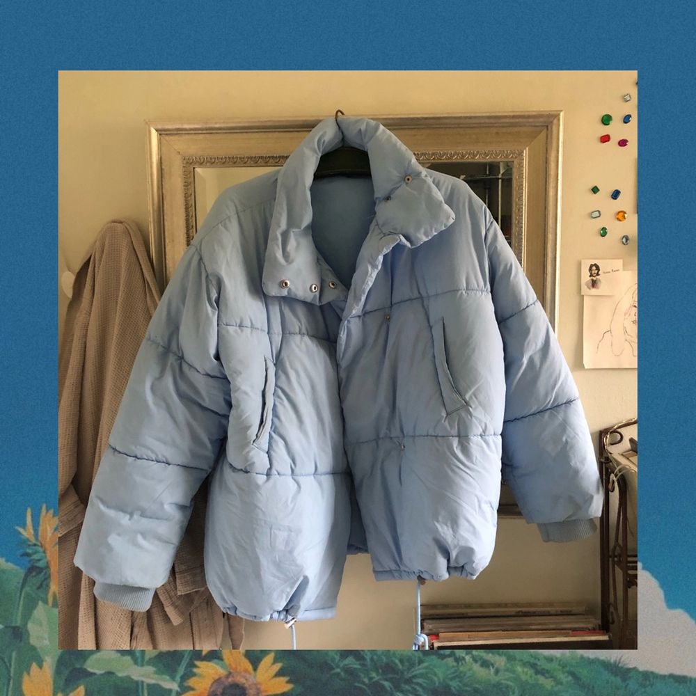 Suuuper mysig härlig och varm pufferjacket som funkar utmärkt nu mot kallare dagar, säljer då den inte längre är min stil men annars hade jag kunnat leva ut i den. Den har några små fläckar som knappt syns men kan skicka mer bilder om önskas. Ursprungspris 600. Köparen står för frakten. Jackor.