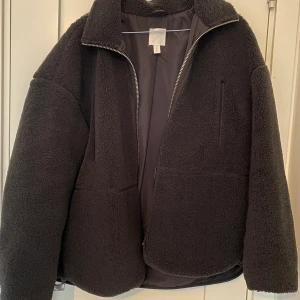 Trendig teddyjacka - Supermysig teddyjacka i toppenskick från hm. Köpt för 500kr. Storlek xs men sitter perfekt på mig som är S. Perfekt varm nu till hösten! Möts endast upp i stockholm💕