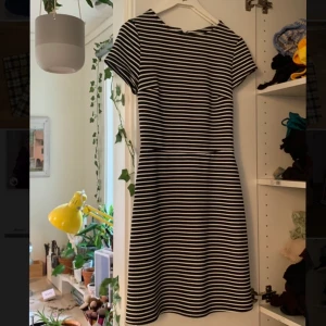Klänning - Superfin randig klänning från New Look!💞 Köpte i London flera år sen och har bara använt en gång, så den är gott som oanvänd☀️ Strl UK 6, uppskattar till en XS🌸 
