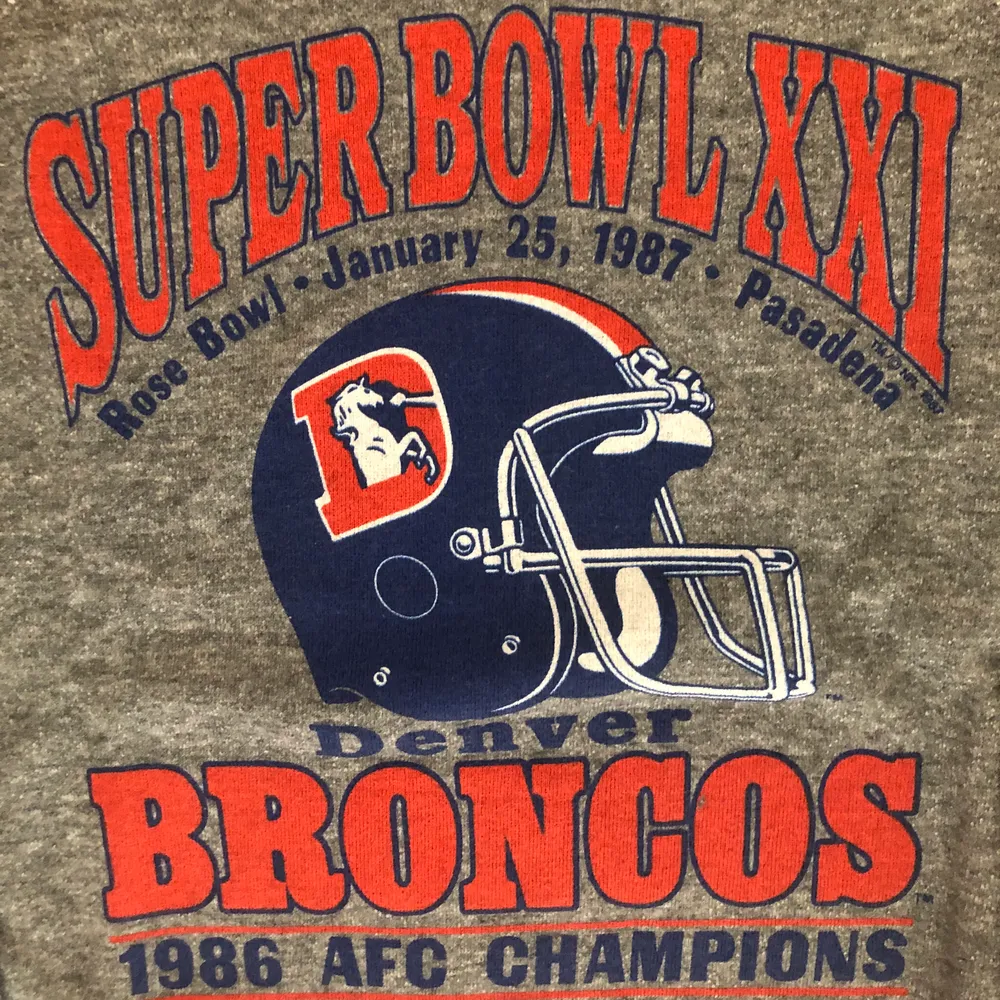 Säljer denna riktigt coola vintage tröjan från Denver Broncos vinst i superbowl 1986. Tröjan är gjord i USA och är från 1986. Tröjan är storlek M men skulle snarare säga att den passar Xs. Tröjan är i grymt skick för sin ålder, dock finns det två fläckar (kan skicka bild om det önskas) och därav det väldigt låga priset. Har även en t-shirt från samma år och vinst, så om du vill ha båda kan vi fixa ett najs paketpris. Det är bara att skriva om du undrar något, läs gärna bio innan! 🌎✌🏻🧡. Tröjor & Koftor.