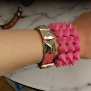 Punkiga armband - Fina rosa armband. Frakt ingår i priset!