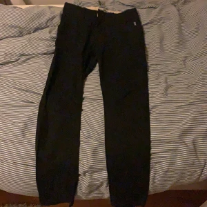 WinWin jeans carlings strl 30 (xs) svart  - Ett par svarta jeans som var ett felköp av mig. De inte min stil men sitter fortfarande jätte skönt och bra. Användt  ett fingertal gånger. Köpt för 399 och säljer för 150kr. Du står för frakten!