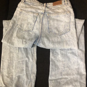 Yoko jeans, strl 27 - Ett par för stora jeans från monki. Endast använda några gånger.