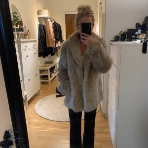 Beige lurvig jacka från L.A nakd strl 34 - Skön och fin jacka inför vintern. Jag är 154cm lång och den är rätt stor på mig, strl 34/XS. Går att knäppa, använd några enstaka gånger. Nypris: runt 1000 lappen. 