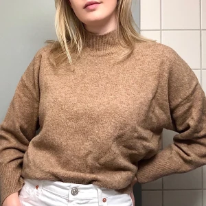 Stickad mjuk brun tröja - Köpt förra året! Denna tröja är i storlek M men skulle sitta bra på mindre storlekar också. Skön och tunn men varm! Säljer för jag har en till väldigt liknande ☺️ sparsamt använd och i fint skick!