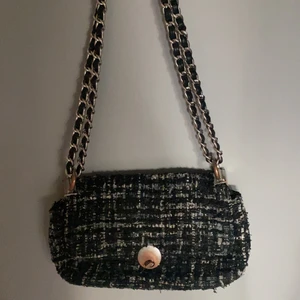 Skitsnygg trendig väska - Assnygg trendig väska från Lindex. Lite använd men frf i bra skick!!