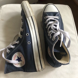 Mörkblåa converse - Fina, nästan oanvända, mörkblåa converse! Går att frakta (köparen står för frakt) men möts helst upp i Malmö/Lund.