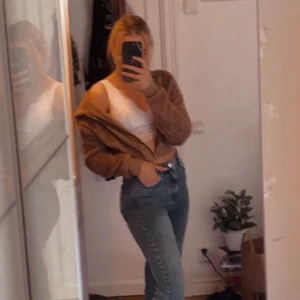 Croppad Teddy - En croppad Teddy kofta som är mysig och höstlig ✨ strl S