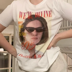vit t-shirt med retro tryck 😋 - En vit t-shirt köpt på zara för ca två år sedan. så gott som aldrig använd 🤪 Priset går alltid att diskutera!! 